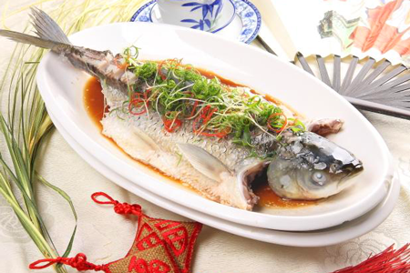 清蒸魚的做法:水開后入鍋蒸6-7分鐘